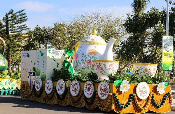 Đường phố Đà Lạt rực rỡ sắc màu cùng 80 hoa hậu diễu hành Tea Carnival