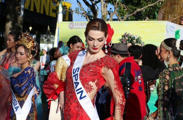 Đường phố Đà Lạt rực rỡ sắc màu cùng 80 hoa hậu diễu hành Tea Carnival