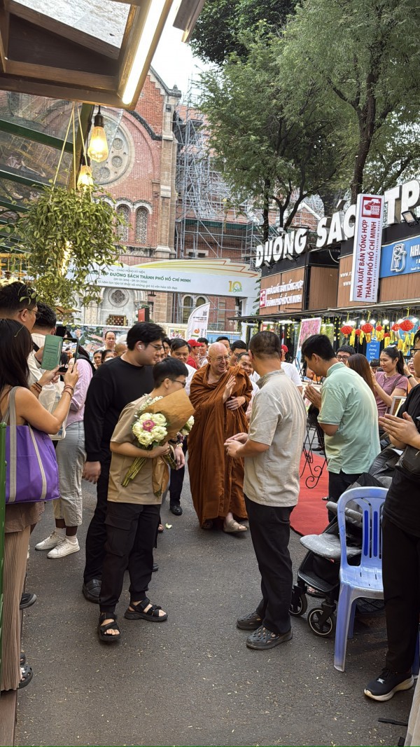 Đường sách TP.HCM nồng hậu đón thiền sư Ajahn Brahm - tác giả 