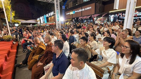 Đường sách TP.HCM nồng hậu đón thiền sư Ajahn Brahm - tác giả 