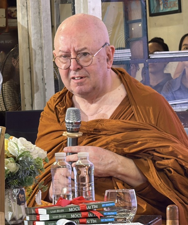 Đường sách TP.HCM nồng hậu đón thiền sư Ajahn Brahm - tác giả 