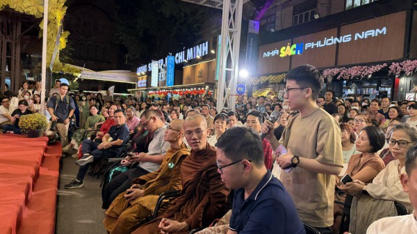 Đường sách TP.HCM nồng hậu đón thiền sư Ajahn Brahm - tác giả 