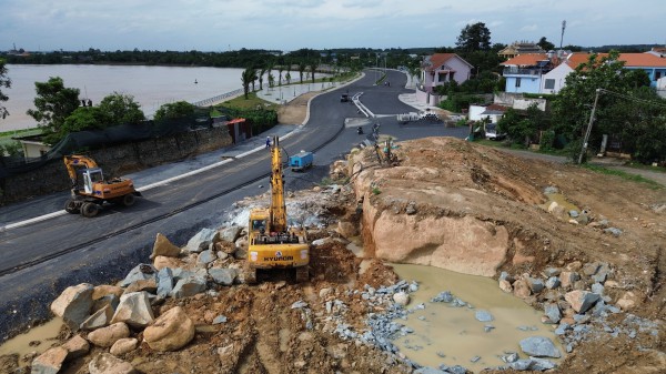 Đường ven sông Đồng Nai 2.000 tỉ đồng: Hết nhà cổ lại đến... tảng đá cản trở Đường ven sông Đồng Nai 2.000 tỉ đồng: Hết nhà cổ lại đến... tảng đá cản trở