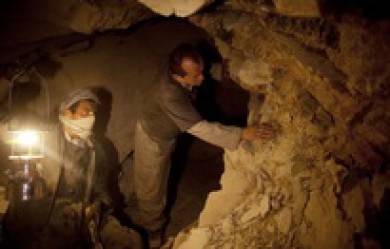 Bất chấp hiểm nguy, người thất nghiệp Afghanistan vẫn đi đào vàng