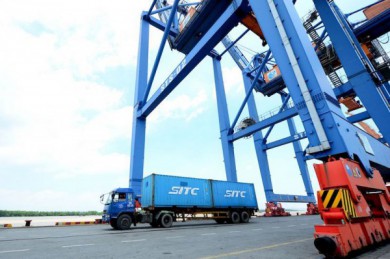 Chính thức điều chỉnh tăng 10% giá bốc dỡ container cảng biển