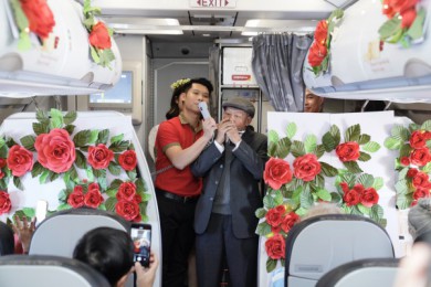 Cụ ông U90 tỏ tình với vợ ngọt ngào trên chuyến bay Vietjet ngày Valentine