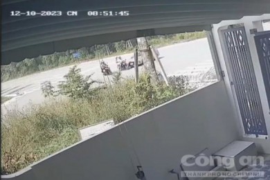 Hai xe máy chở 5 người băng qua ngã tư bị ô tô húc văng xa