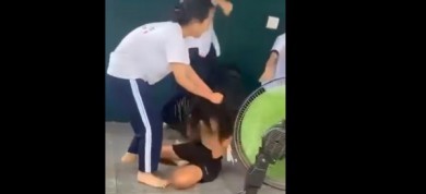 Lan truyền hình ảnh nữ sinh bị đánh và lột quần áo trong tiếng hò reo
