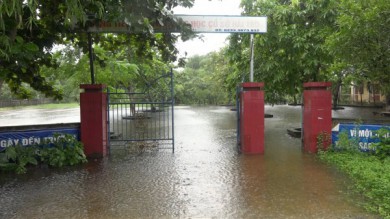 Quảng Trị: Sân trường ngập trong nước lũ
