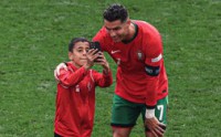 Thấy gì từ chuyện nhiều 'fan cuồng' lao vào sân để được chụp ảnh với Ronaldo?