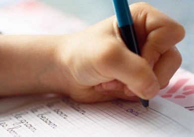 Tranh luận về việc cô giáo tát trẻ vì viết bằng tay trái