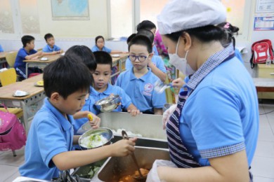 Trường học TP.HCM mời cha mẹ vào ăn cơm bán trú cùng con
