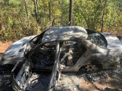 Vào rừng đốt xe Mercedes sau khi gây tai nạn