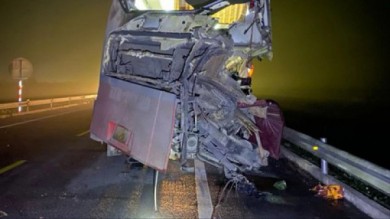 Xe khách tông xe tải trên cao tốc Cam Lộ-La Sơn, 2 người chết, 4 người bị thương