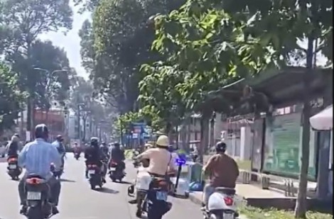 Tạm đình chỉ công tác cán bộ CSGT đạp người đi xe máy ngã xuống đường