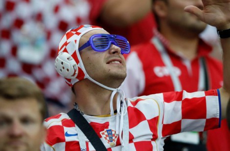 CĐV Croatia luôn mang mũ độc lạ khi cổ vũ: Thì ra ý nghĩa đến vậy!