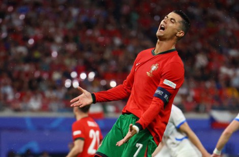 HLV Bồ Đào Nha tiết lộ sự thật về Ronaldo, HLV CH Czech thốt những điều cay đắng
