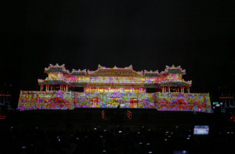 ”'Bữa tiệc ánh sáng” ở Ngọ Môn khép lại tuần lễ âm nhạc quốc tế Huế 2023