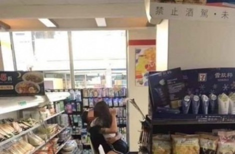 Ban ngày giữa cửa hàng tiện lợi, cặp đôi trẻ vô tư ôm hôn trong tư thế phản cảm khiến ai nhìn vào cũng đỏ mặt