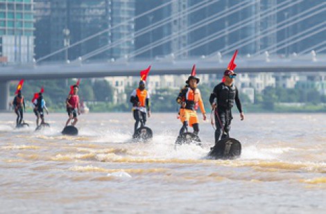 Bắn pháo hoa, đua mô tô nước tại lễ hội sông nước TP.HCM
