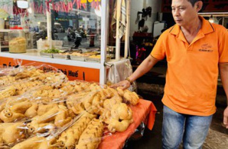 Bánh mì cá sấu khổng lồ ở TP.HCM hết lạ nhưng ông chủ quyết không nghỉ bán