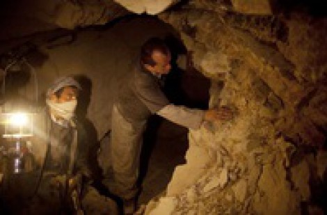 Bất chấp hiểm nguy, người thất nghiệp Afghanistan vẫn đi đào vàng