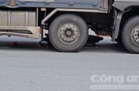 Bình Dương: Xe tải cuốn xe máy vào gầm, 2 người tử vong