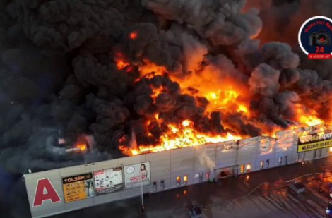 Chưa ghi nhận thiệt hại về người trong vụ cháy tại trung tâm thương mại ở Ba Lan