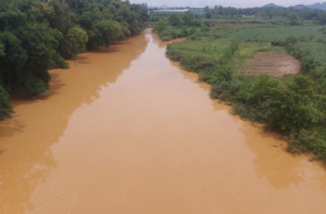 Con sông đỏ nặng… bùn dơ
