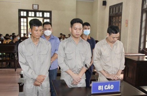 Hải Dương: Nhóm bị cáo là cựu công an, bác sĩ lãnh án tù vì đánh bạc