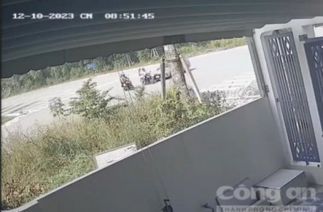 Hai xe máy chở 5 người băng qua ngã tư bị ô tô húc văng xa