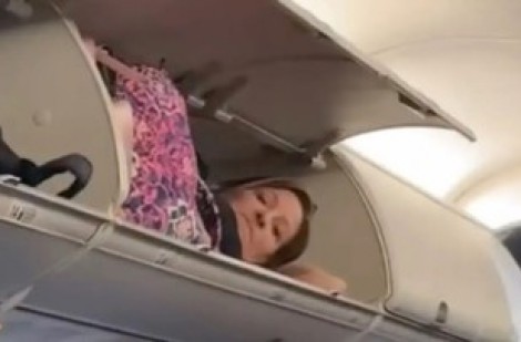Hành động kỳ lạ trên máy bay của hành khách gây sốt mạng xã hội