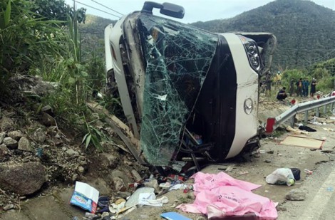 Khẩn trương khắc phục hậu quả vụ lật xe chở du khách trên đèo Khánh Lê