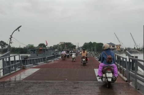 Nam Định: Một tàu hàng va chạm với cầu phao Ninh Cường