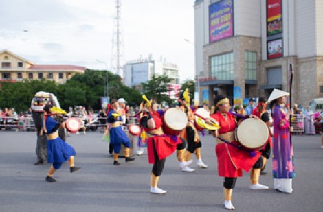 Nghệ sĩ quốc tế khuấy động đường phố cố đô Huế mùa Festival