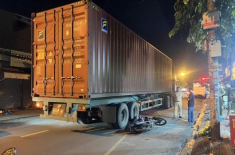 Người đàn ông bị xe container cán tử vong trong đêm ở TP Thủ Đức