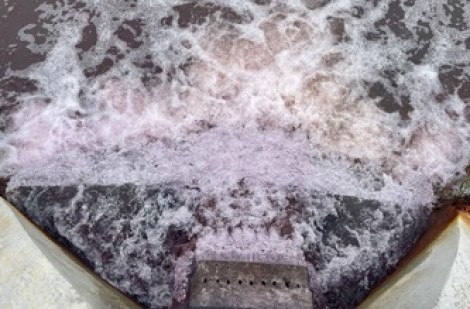 Nước thải khu công nghiệp nhuộm hồng con kênh đổ ra sông Bắc Hưng Hải