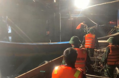 Quảng Bình: Biên phòng ứng cứu ngư dân đột quỵ trên biển