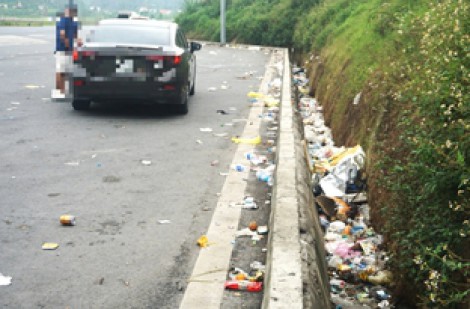 Rác thải ngập ngụa trên cao tốc Mai Sơn - Quốc lộ 45