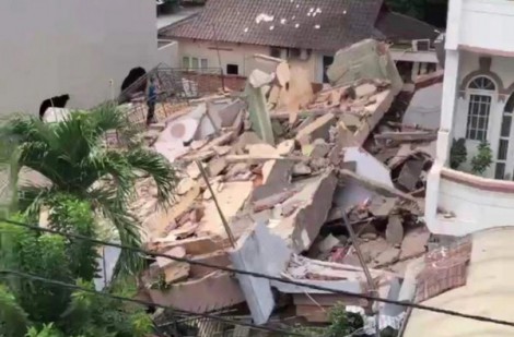 Sập nhà 4 tầng ở TP.HCM, 7 người đi cấp cứu: Làm móng nâng nền thì bị sập