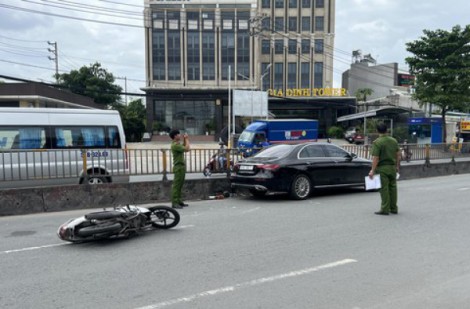 TPHCM: Xe ôm ngã xuống đường, nữ hành khách bị ô tô cán tử vong