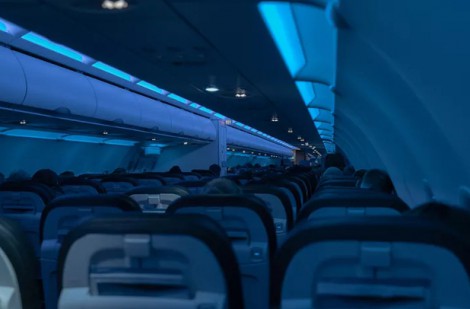 Tại sao đèn trên máy bay lại được giảm độ sáng trong khi hạ cánh và cất cánh?