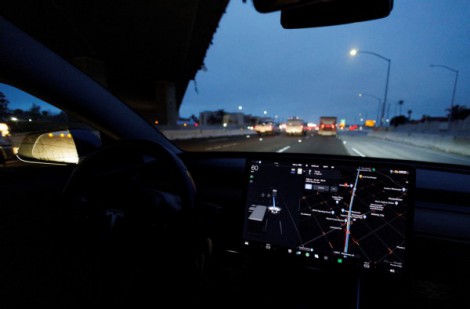 Tesla thu hồi hơn 2 triệu ô tô để sửa lỗi tự lái