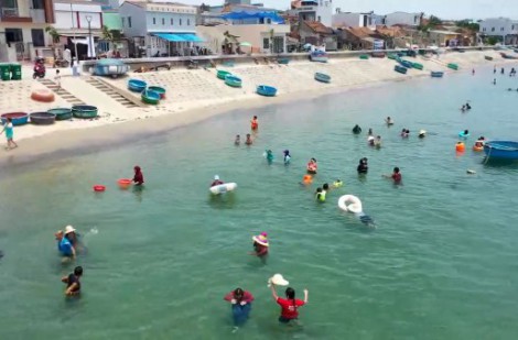 Tết Đoan Ngọ người dân đổ xô đi tắm biển giữa trưa để cầu may
