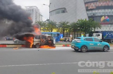 Xe tải đang chạy trên đường Phạm Văn Đồng bất ngờ cháy rụi
