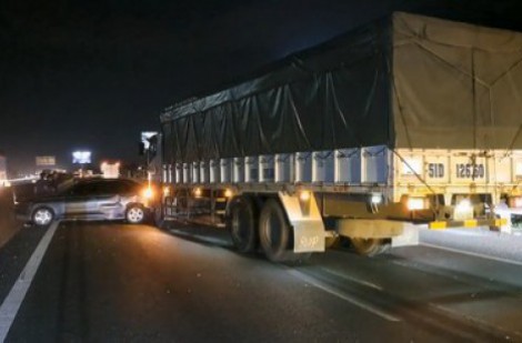 Xe tải “ủi” xe con xoay ngang trên cao tốc TPHCM-Trung Lương, nhiều người hú vía