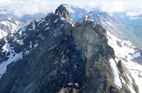Áo: Băng vĩnh cửu tan chảy khiến một góc đỉnh núi bị sạt lở