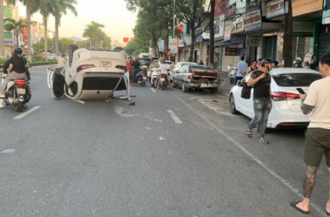 Đà Nẵng: Ô tô lật ngửa sau tai nạn giao thông liên hoàn