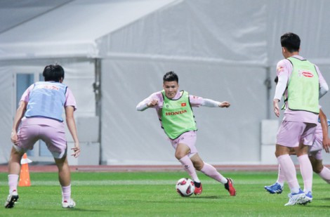 Đội tuyển Việt Nam tập trung cao độ trong buổi đầu tập luyện tại Qatar