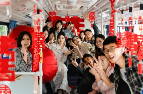 Đón dâu bằng xe buýt - Trào lưu cưới mới của các cặp đôi Trung Quốc